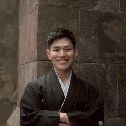 Yoshiki smiling in traditional Japanese clothing